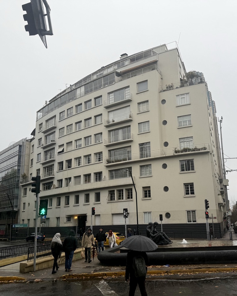 Edificio del barrio Lastarria, frente al río Mapocho, escenario del Capítulo 3